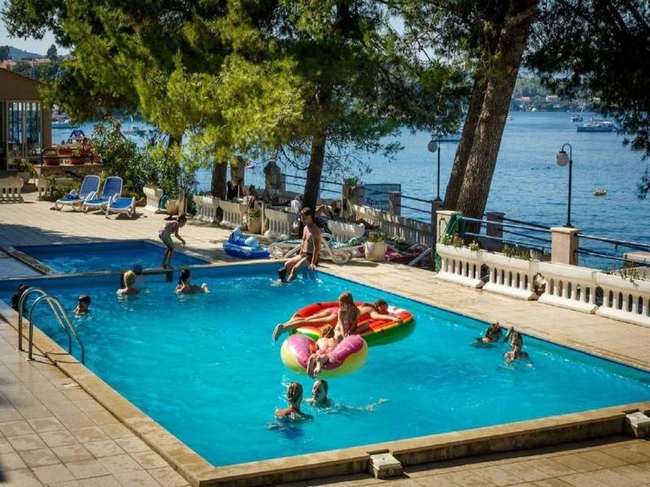 Bazén v létě s lidmi